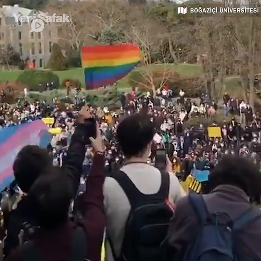 Boğaziçi Üniversitesinde LGBT bayraklı danslı eylem