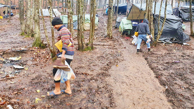 Bosna- Hersek’in Hırvatistan sınırında mülteciler, yaklaşık 6 aydır kullanılmayan depoların, ormanda kurdukları barakaların içinde yaşam mücadelesi veriyor.