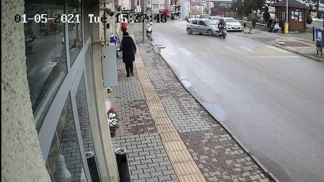 Sosyal medyayı ikiye bölen kaza: Hızla seyreden motosiklet sürücüsü, sinyal vermeden dönen otomobile çarptı