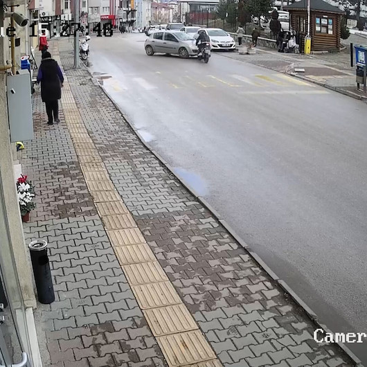 Sosyal medyayı ikiye bölen kaza: Hızla seyreden motosiklet sürücüsü, sinyal vermeden dönen otomobile çarptı