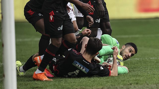 Hatayspor Kalecisi gördüğü kırmızı kart pozisyonu sebebiyle futbolseverlerin tepkisini çekti.