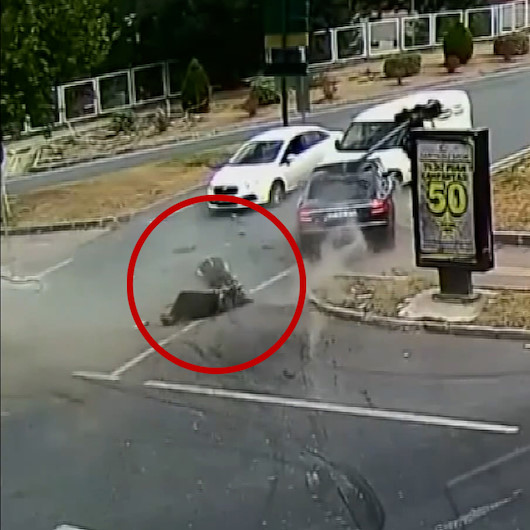 Emniyet kemeri takmayan kadının otomobilden fırlama anı kameraya yansıdı