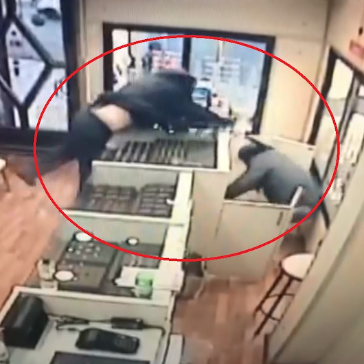 Ankarada biber gazı ve beyzbol sopalı soygun girişimi kamerada