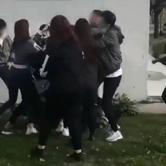 Bursa’da kızların tekme tokat kavgasında ortalık savaş alanına döndü