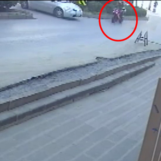 Kaskını koluna takan motosikletli, yaptığı kazada ağır yaralandı