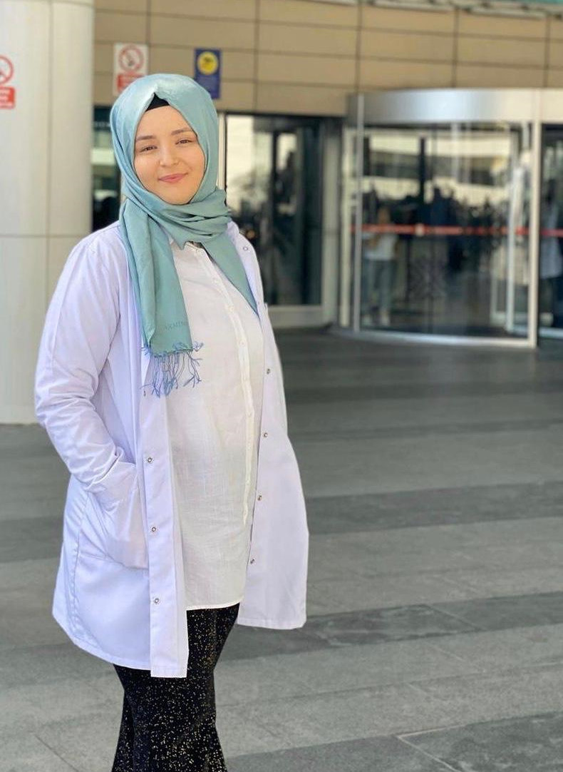 Medipol Üniversitesi Tıp Fakültesi'nden mezun olduktan sonra üniversitenin hastanesinde intörn hekim olarak çalışmaya başlayan Dr. Kübra Akay, şans eseri sağlığına kavuştu.