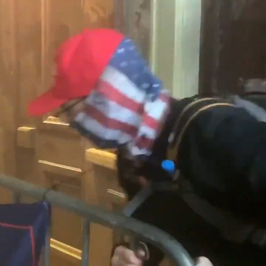 Protestocular Trump afişli barikatla Kongre binasını kırmaya çalıştı