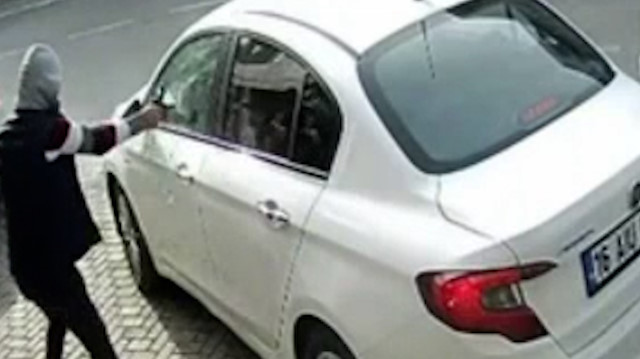 Husûmetlisini aracına bindiği sırada kurşun yağmuruna tuttu