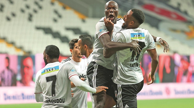 Beşiktaş’a galibiyeti getiren golleri Larin (4), Oğuzhan ve Hasic kaydetti. 19. dakikada Oğuzhan, yerden içeri çevirdi. 