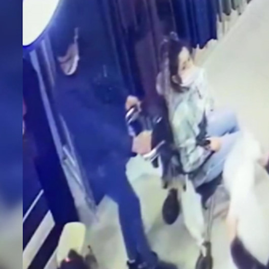 Tekerlekli sandalyeli telefon hırsızları kamerada