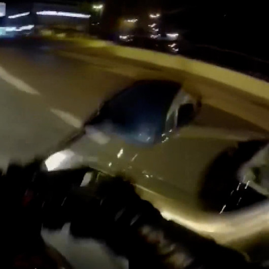 Büyükçekmecede seyir halindeki motosiklete çarpan otomobil kask kamerasına yansıdı