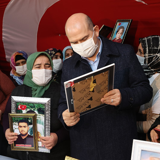 Bakan Soyludan evlat nöbetindeki ailelere ziyaret: Bu milleti birbirinden ayırmaya kimsenin gücü yetmez