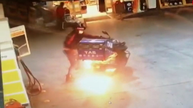 Yakıt alırken alev alan motosikletin sürücüsünün yaşadığı panik kamerada