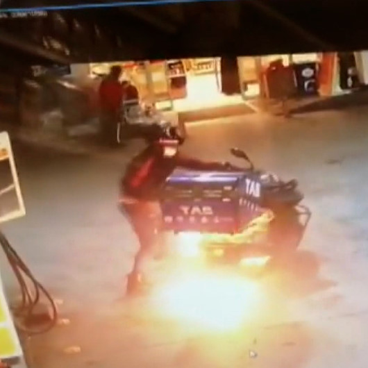Yakıt alırken alev alan motosikletin sürücüsünün yaşadığı panik kamerada