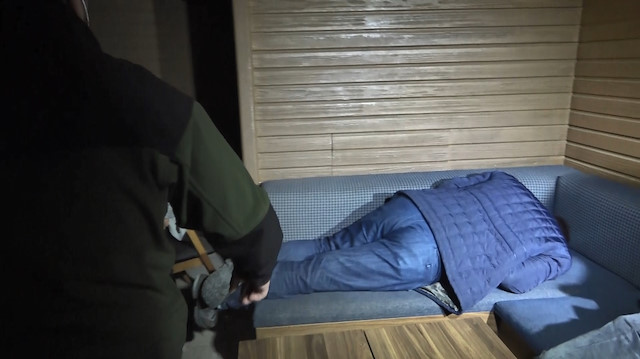 Bursada dernekte kumar oynarken yakalananlar uyuma numarası yaptı