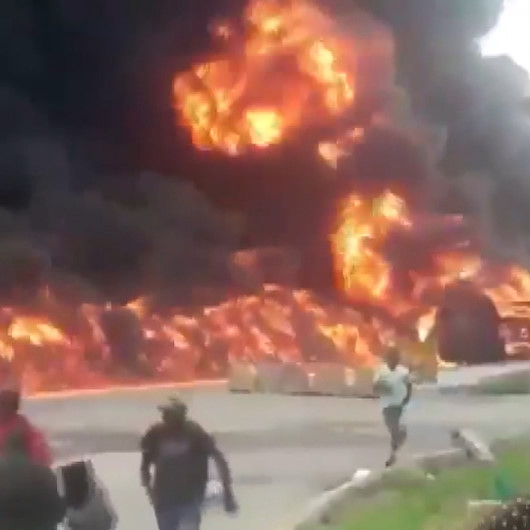 Nijeryada petrol taşıyan tankerin patlamasıyla ortalık savaş alanına döndü