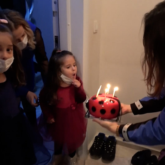 Balıkesirde polis bu kez operasyona değil doğum günü kutlamaya gitti