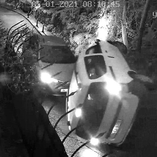 Bebekte ters yöne giren hafif ticari araç, otomobilin üzerine devrildi