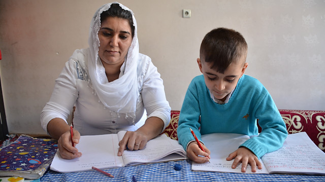Uygur, okuma yazma bilmemesine rağmen çocuğuna yardımcı olmak için sürekli canlı derslere katılıyordu.