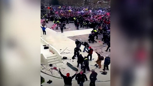 ABD Kongre binasına girmeye çalışan Trump taraftarları ile güvenlik güçleri arasında arbede