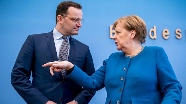 Jens Spahn'ın yetkisini elinden alan Merkel, yeni bir ekip kurdu.