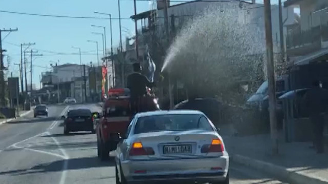 Yunanistan'da papaz köyü kamyonetle kutsadı