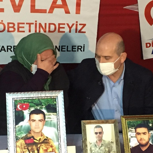 Evlat nöbetindeki anneden Demirtaşın annesine: Madem sen de annesin neden Nurettin Demirtaşı PKKdan istemiyorsun?
