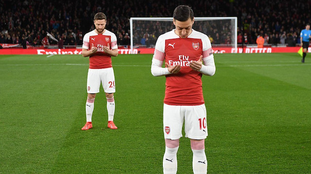 Mesut Özil maçlardan önce dua ediyor.