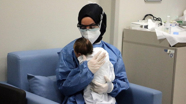 Koronavirüse yakalanan yeni doğan bebekler hemşirelere emanet