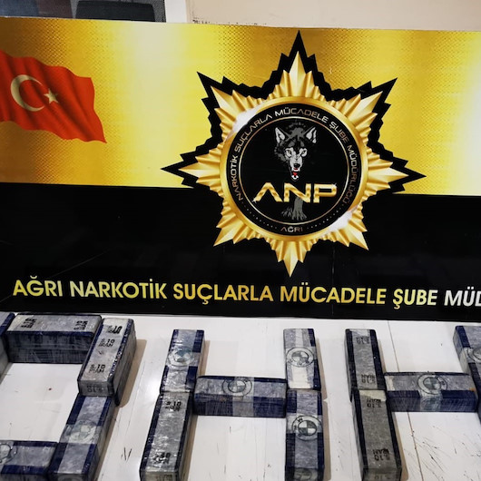 Polisler ele geçirdikleri eroin paketleriyle ohh yazdı
