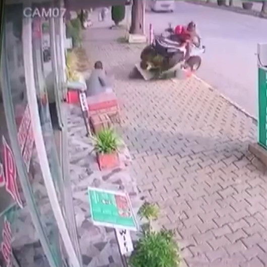 Saniyelerle kurtuluş anı: Kaldırımda çay içerken üzerine gelen ATVyi son anda fark etti