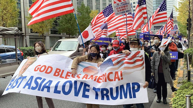 Trump destekçileri, ellerinde ABD bayraklarıyla Tokyo sokaklarında yürüdü.