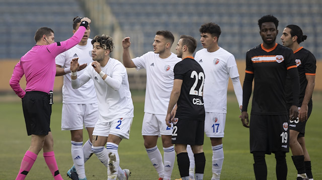 Erteleme maçı Adanaspor'un 2-0'lık üstünlüğüyle sona erdi.