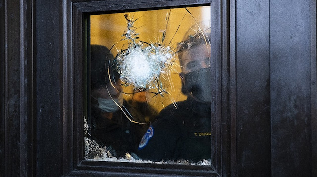 Polis ile göstericiler arasında arbede yaşanırken, göstericilerden bir kısmı barikatları aşıp Kongre binasına girmişti.

