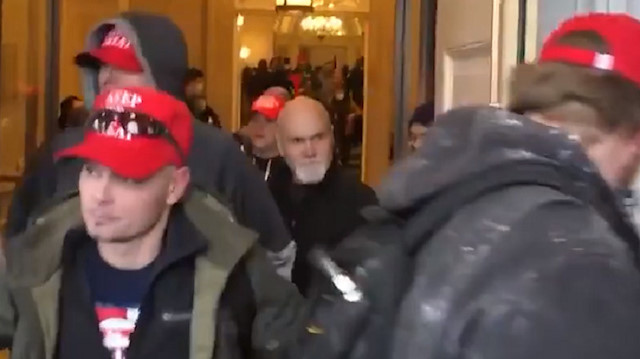 Trump destekçileri Kongre binasından ellerini kollarını sallayarak çıktı.