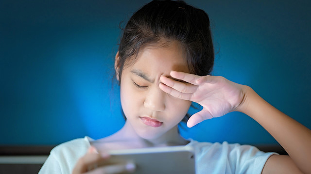 Uzmanlar normalde günde en fazla bir saat ekran karşısından kalmayı önerirken, online eğitim ile özellikle okul çağındaki çocuklar 6-8 saat ekran karşısında kalmak zorunda kalabiliyor. 