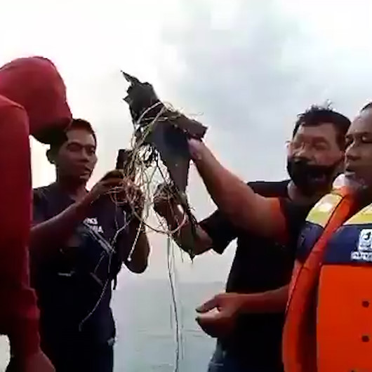 Endonezyada kalktıktan 4 dakika sonra düştüğü tahmin edilen uçağa ait parçalar bulundu