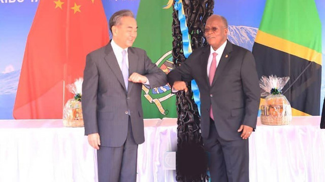 Tanzanyalı lider, Çinli Bakan'a maske takmadığı için teşekkür etti.