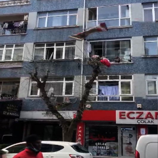 Halı, damacana, çaydanlık... Üçüncü kattaki evinden eline geçirdiyse aşağı attı