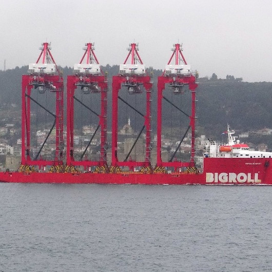 Dev vinç gemisi Çanakkale Boğazı’ndan geçti: Boyu tam 173 metre