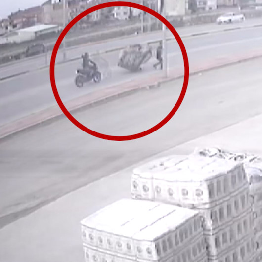 Motosikletlinin kağıt toplayan gence çarptığı kaza anı kamerada