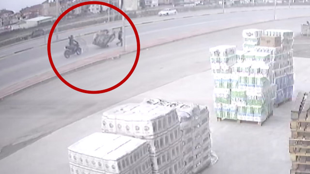 Motosikletlinin kağıt toplayan gence çarptığı kaza anı kamerada