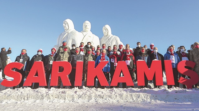 Anma etkinlikleri kapsamında Kars’ın Sarıkamış ilçesinde şehitler anısına yapılan kardan heykellerin açılışı gerçekleştirildi. Yaklaşık 200 kamyon kar taşınarak Cıbıltepe Kayak Merkezi’nde yapılan şehit askerlerin portrelerinin yansıtıldığı heykellerin üzerindeki Türk bayrağını kaldırarak karanfil bırakıldı.