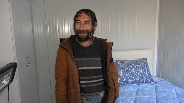 43 yaşındaki evsiz Murat Vantu yeni evine kavuşmanın sevincini yaşadı.