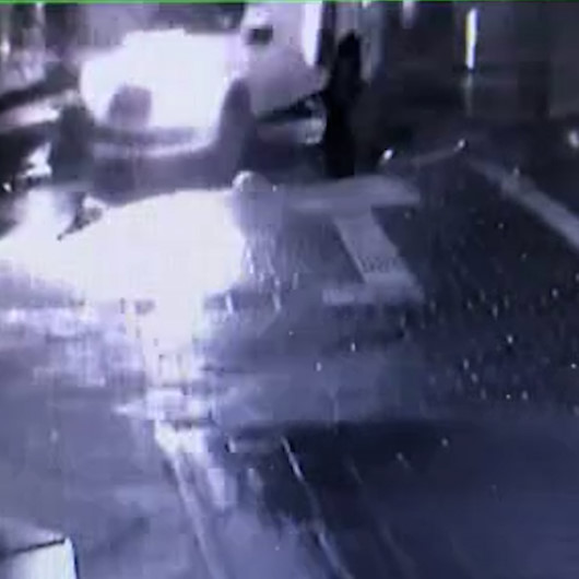 Bahçelievler’de ticari taksi sürücüsü park halindeki araca çarpıp kaçtı