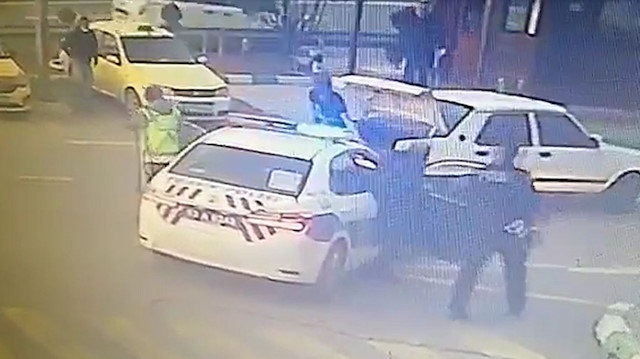 Kaçırıp demir boruyla dövdükleri adamı yarı çıplak halde bagajdan atarken yakalandılar