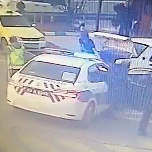 Kaçırıp demir boruyla dövdükleri adamı yarı çıplak halde bagajdan atarken yakalandılar