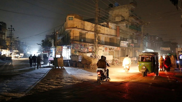 Kesintinin devam ettiği bölgelere gün içerisinde elektrik verilmesi bekleniyor.