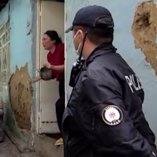 Kısıtlamada mahalleyi birbirine kattı, polislere çaydanlıkla direndi