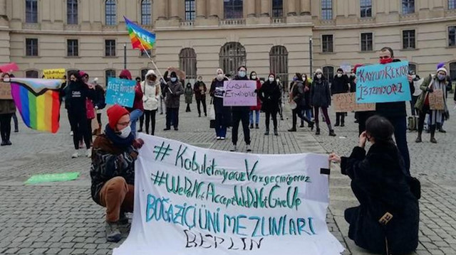 Almanya'da LGBT bayraklı Boğaziçi protestosu.